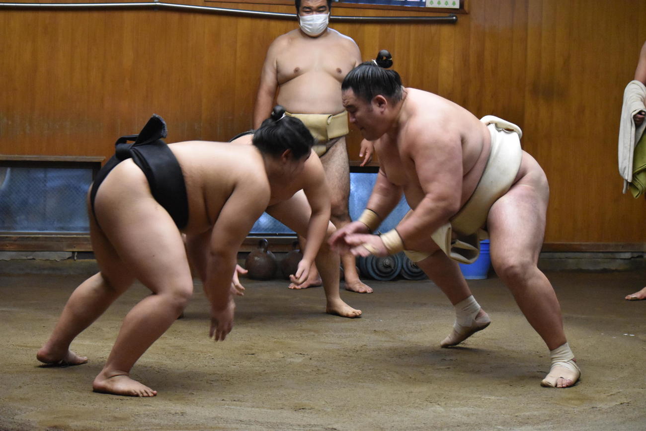 幕下以下の若い衆2人と相撲を取る平幕の玉鷲