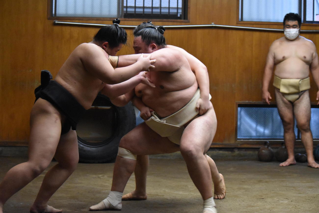 幕下以下の若い衆2人と相撲を取る平幕の玉鷲