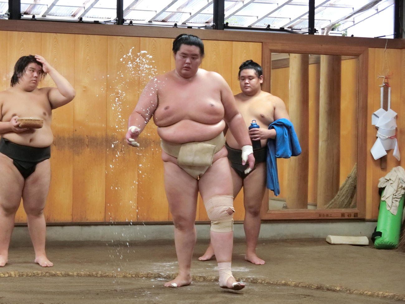 相撲を取る前に塩をまく琴ノ若