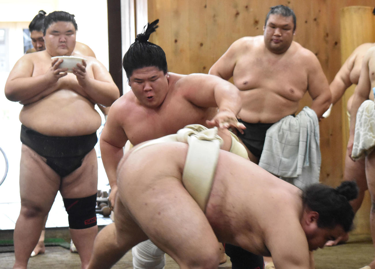 新十両の金峰山と相撲を取る宇良