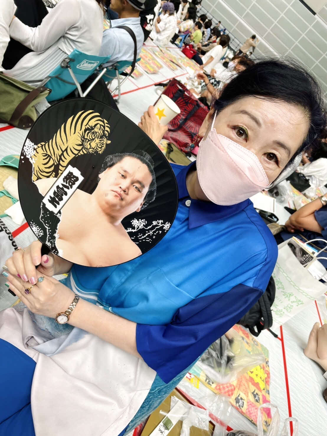 大相撲夏巡業に訪れた白鴎大の岡田晴恵教授。横綱照ノ富士が描かれた団扇を持参し、熱視線を送った（岡田氏提供）