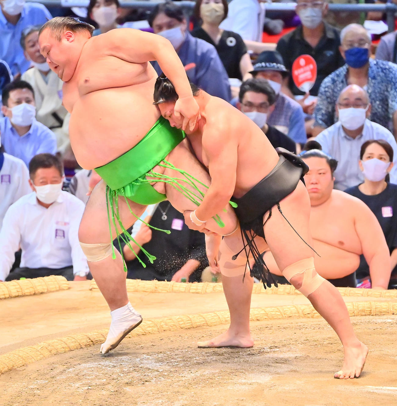 大相撲名古屋場所　照強（右）は千代丸を足取りで破る（2022年7月20日撮影）