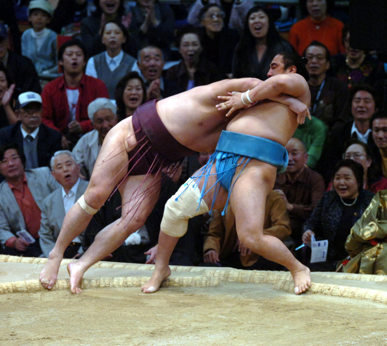 【大逆手】安美錦（右）は土俵際の大逆手で高見盛を逆転する（2005年11月20日撮影）