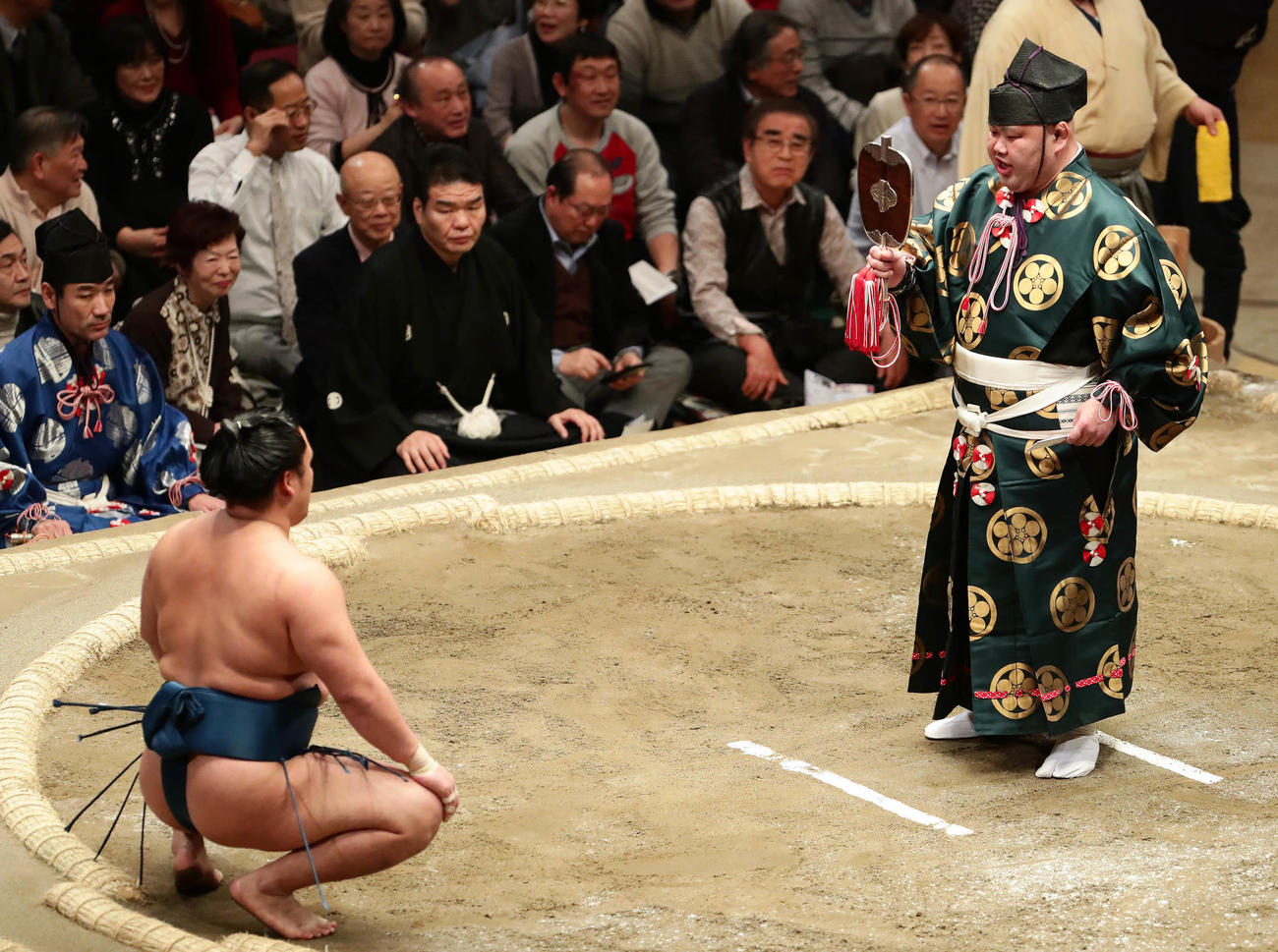 行司の木村秋治郎（右、2018年1月20日撮影）