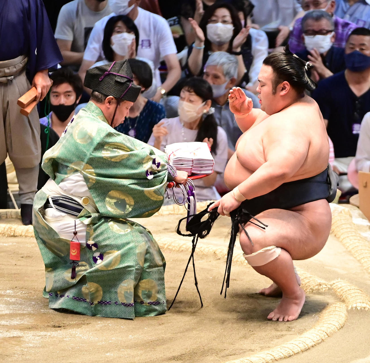 懸賞金を受け取る貴景勝（2022年7月24日撮影）
