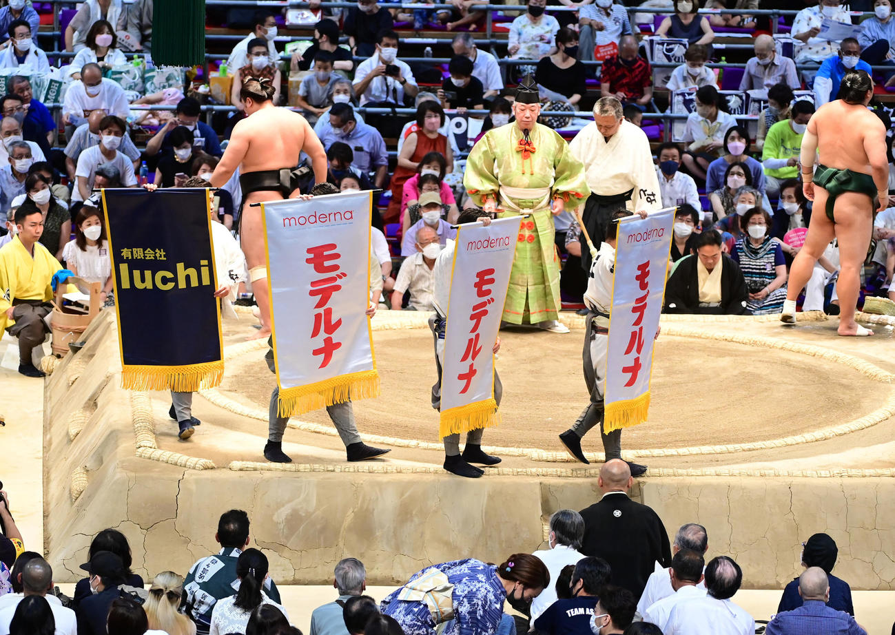 土俵をまわったモデルナワクチンの懸賞幕（2022年7月22日撮影）