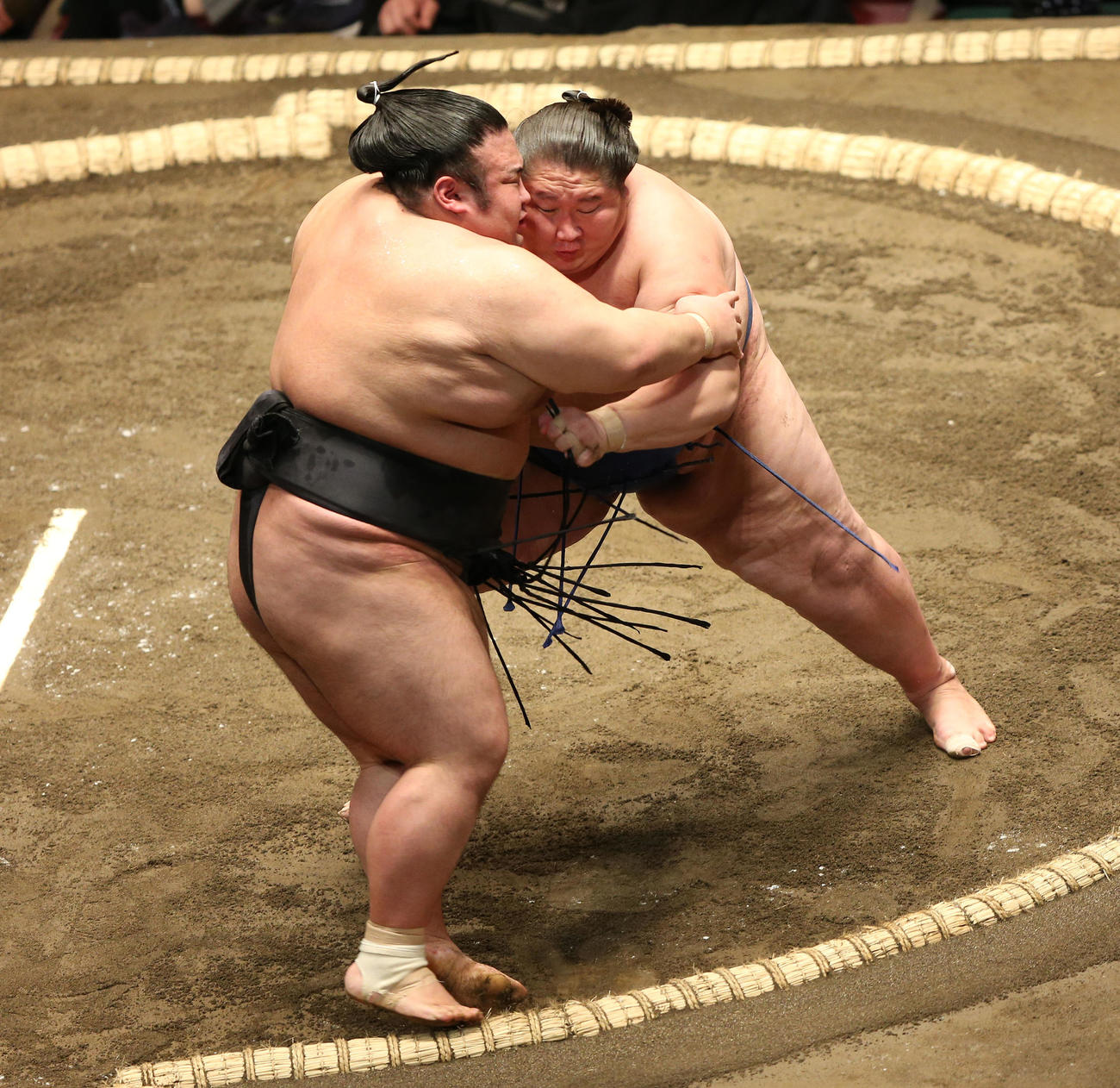 逸ノ城（右）は押し出しで貴景勝を破る（撮影・宮地輝）