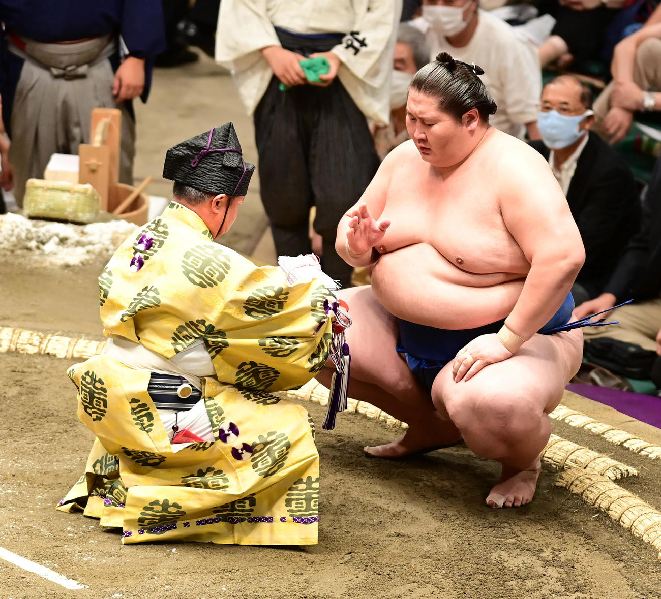 懸賞金を受け取る逸ノ城（撮影・小沢裕）