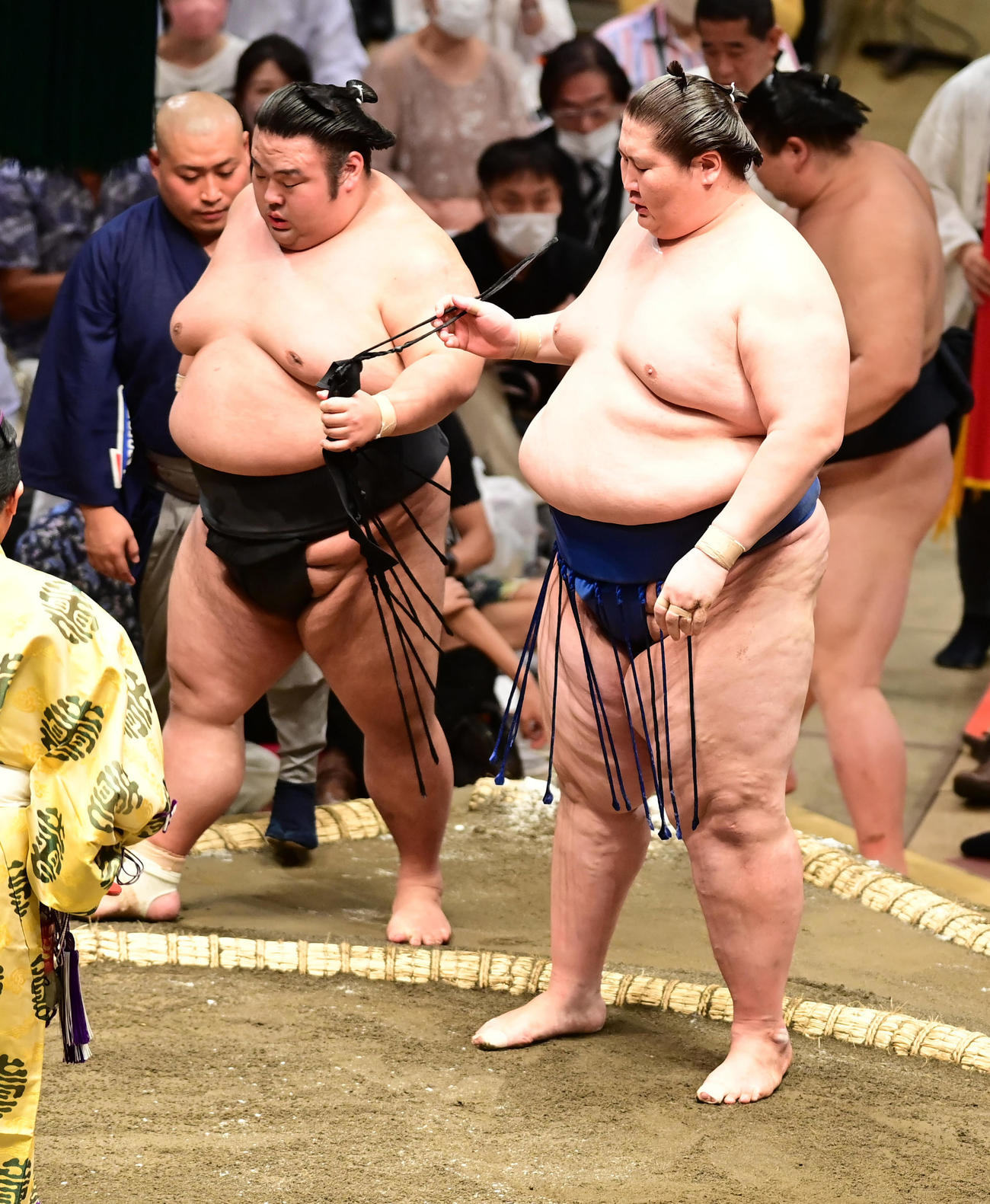 逸ノ城は貴景勝（左）を押し出しで破る（撮影・小沢裕）