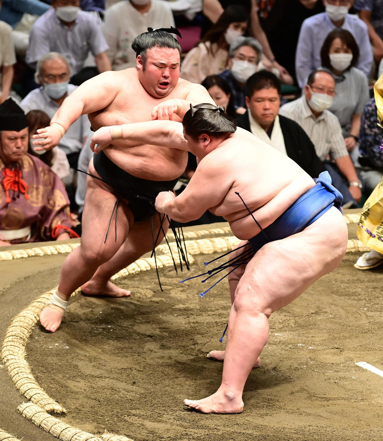 逸ノ城（右）は貴景勝を押し出しで破る（撮影・小沢裕）