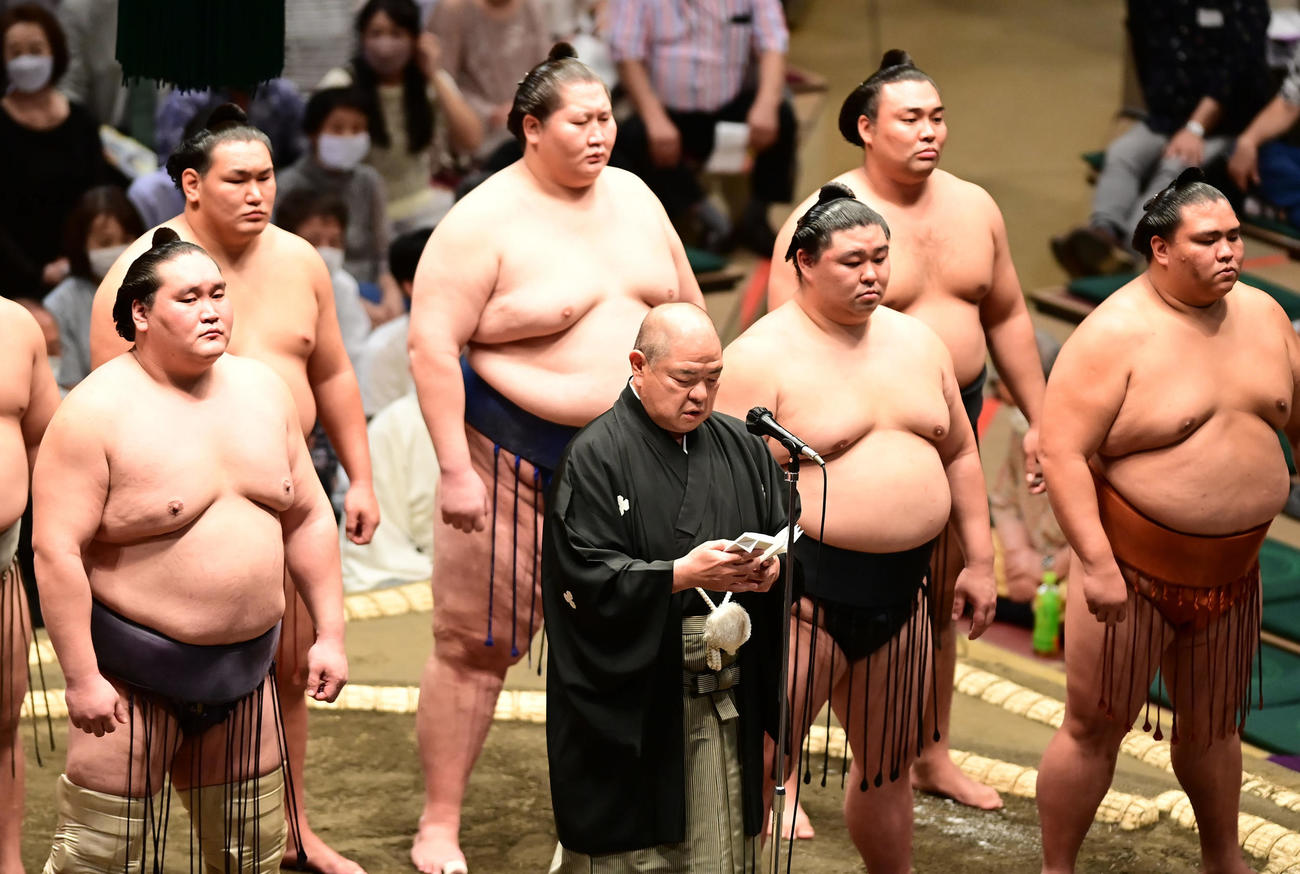 協会あいさつに臨む、前列左から照ノ富士、八角理事長、正代、御嶽海、後列左から豊昇龍、逸ノ城、霧馬山（撮影・小沢裕）