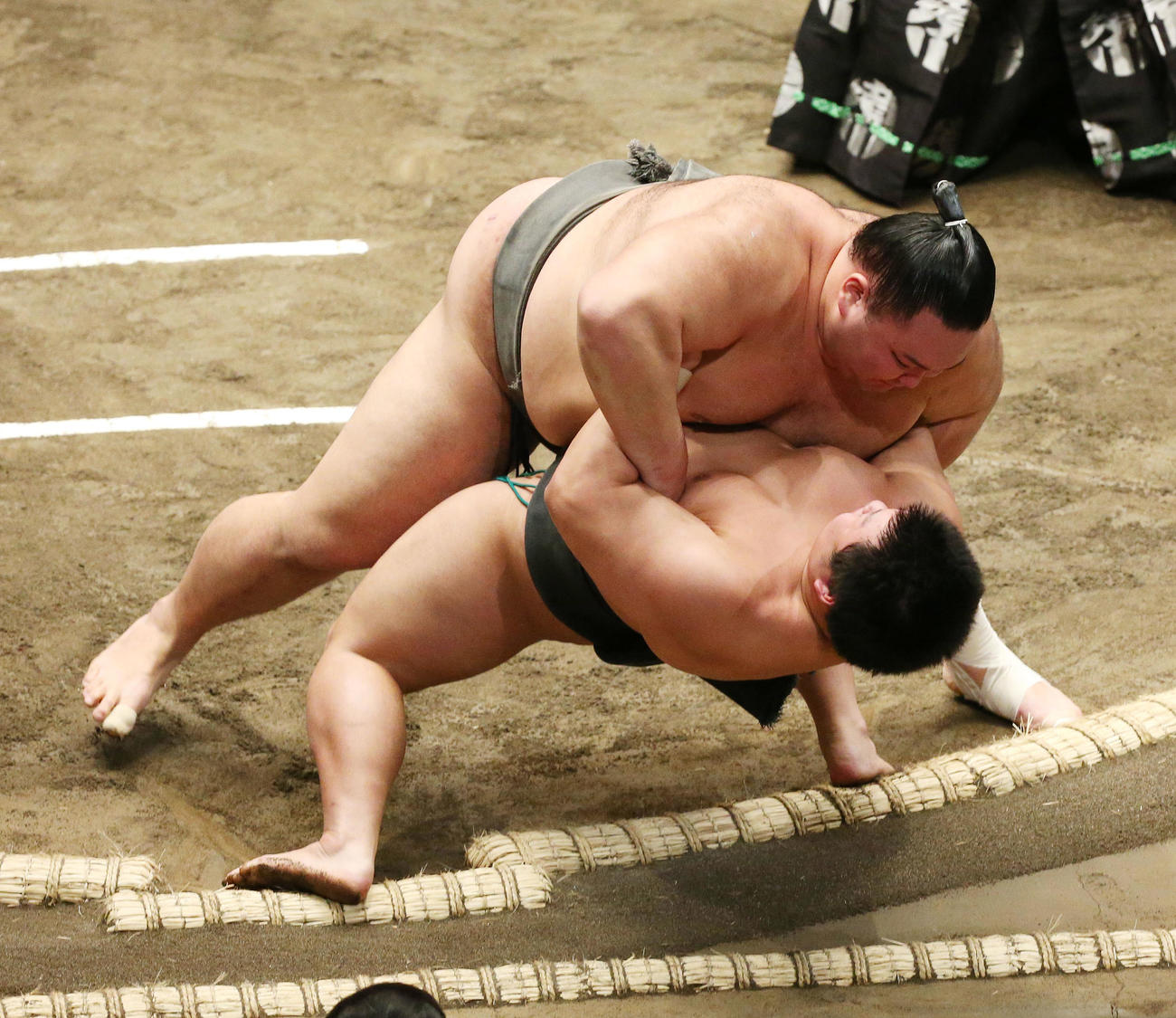 朝乃山（上）は寄り倒しで川副を破る（撮影・宮地輝）