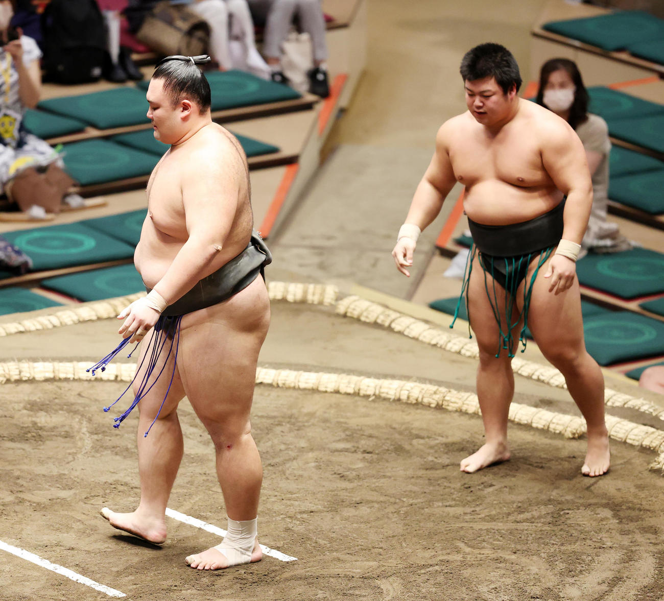 川副（右）を寄り倒しで破った朝乃山（撮影・鈴木正人）