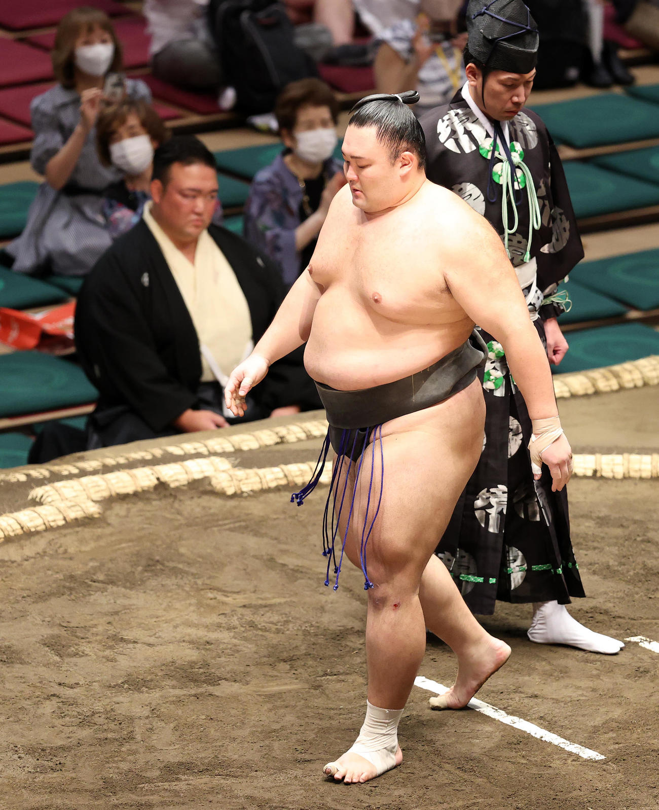川副を寄り倒しで破った朝乃山（撮影・鈴木正人）