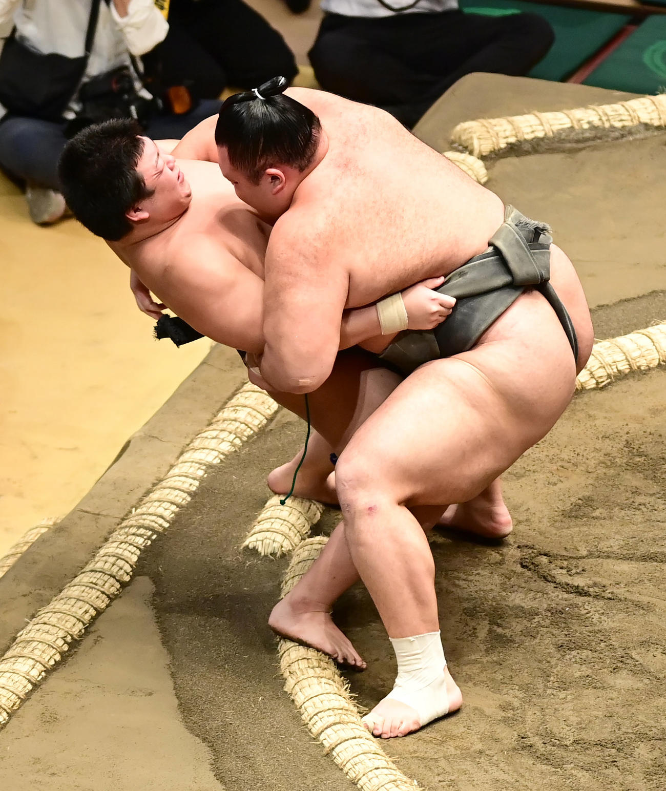 朝乃山（右）は幕下付け出し格でデビューした川副を寄り倒しで破る（撮影・小沢裕）