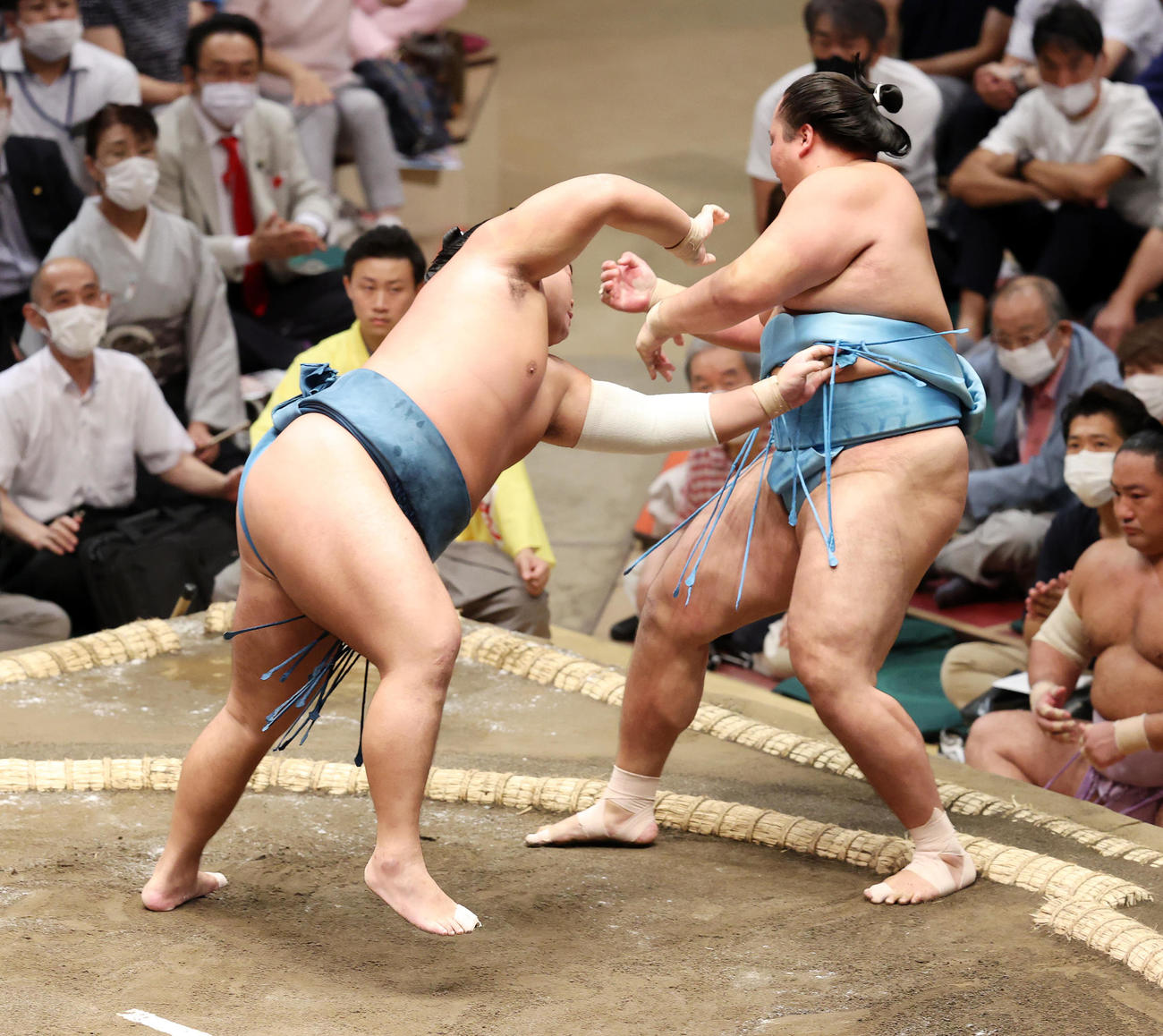 琴勝峰（右）を寄り切りで破る錦富士（撮影・鈴木正人）