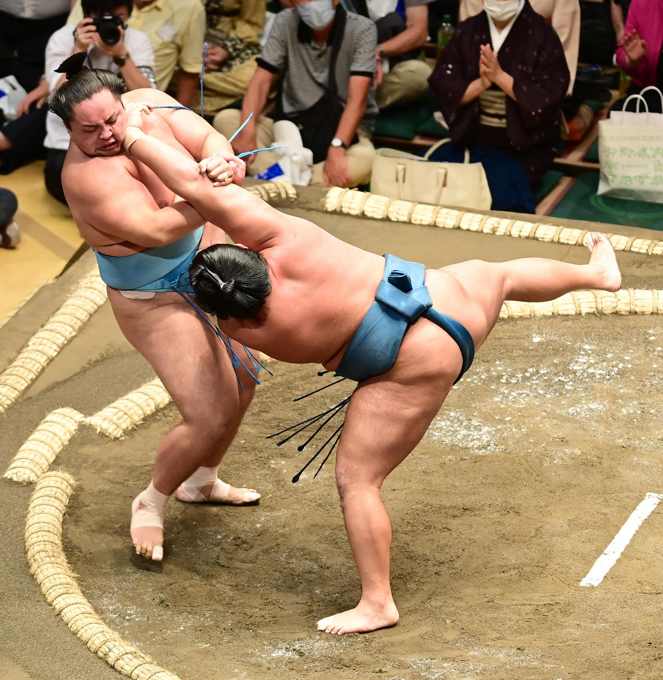 錦富士（右）は寄り切りで琴勝峰を破る（撮影・小沢裕）