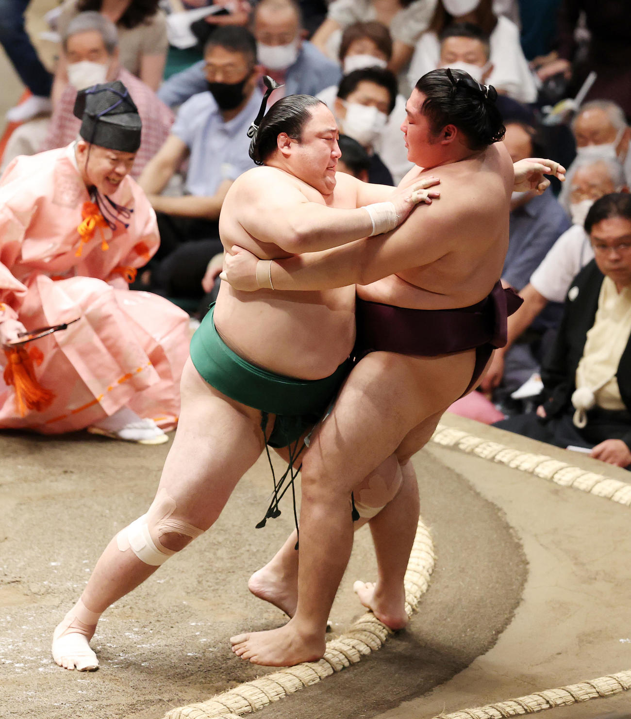 遠藤（右）を寄り切りで破る佐田の海（撮影・鈴木正人）