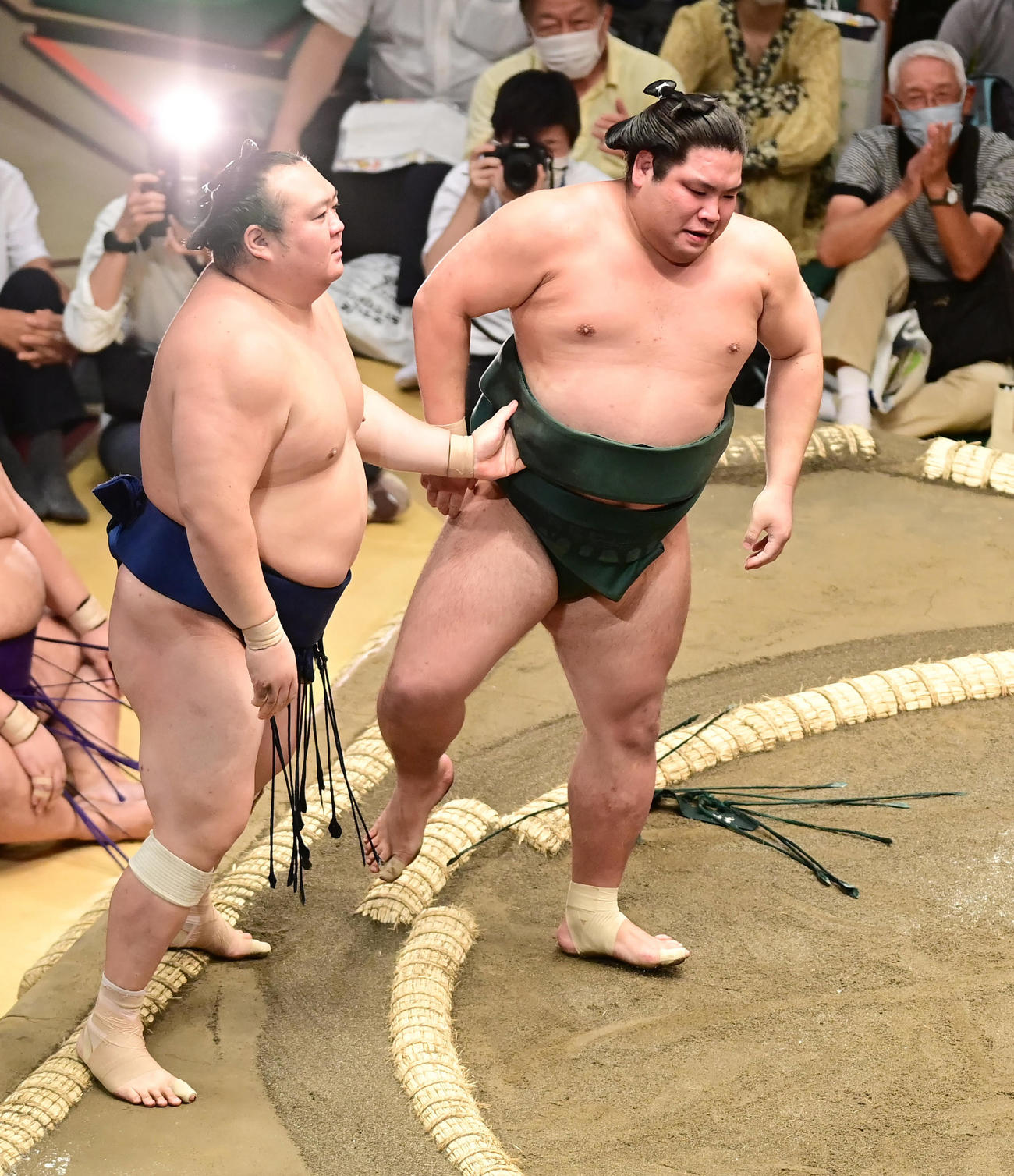 錦木（右）は宝富士を寄り切りで破る（撮影・小沢裕）