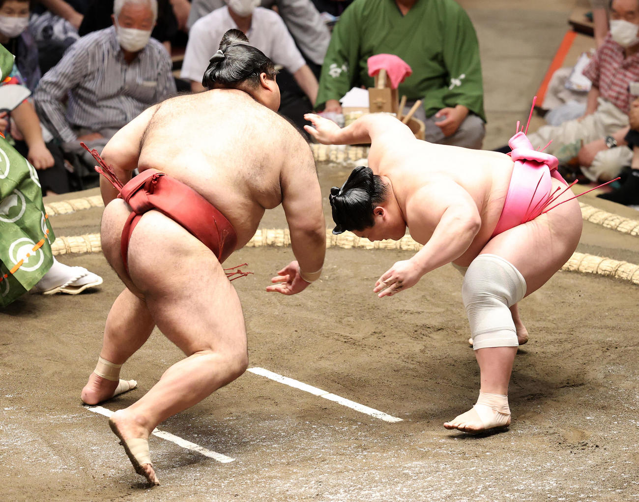 立ち合いで高安（左）の足を取りに行く宇良（撮影・鈴木正人）