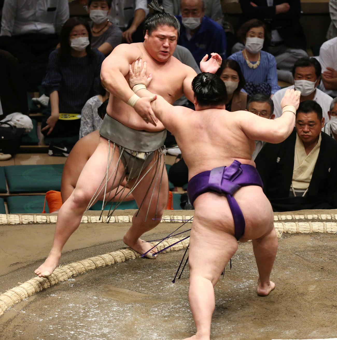 明生（右）は突き出しで若隆景を破る（撮影・宮地輝）