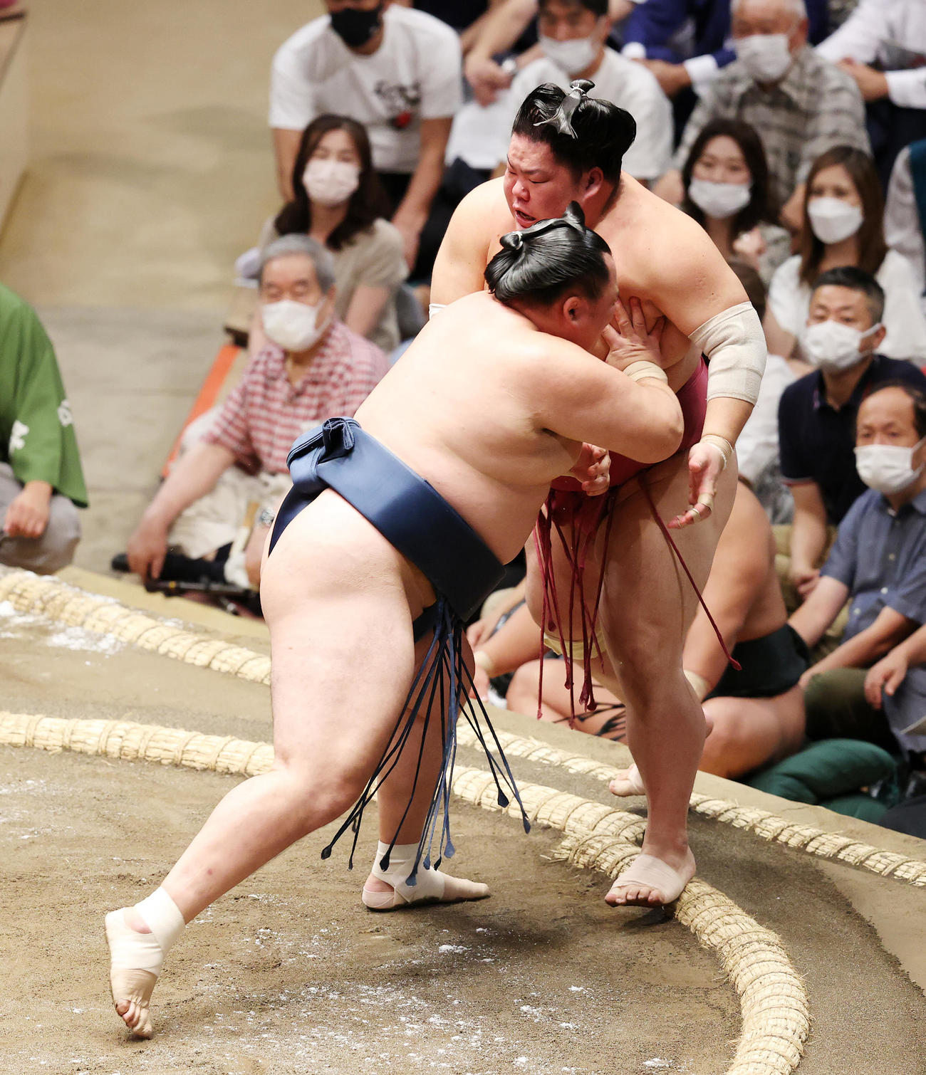 大栄翔（右）を押し出しで破る玉鷲（撮影・鈴木正人）