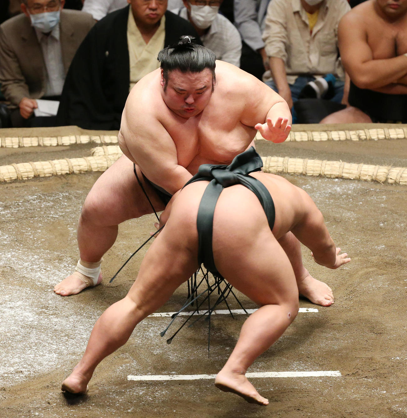 貴景勝（上）はたたき込みで翠富士を破る（撮影・宮地輝）