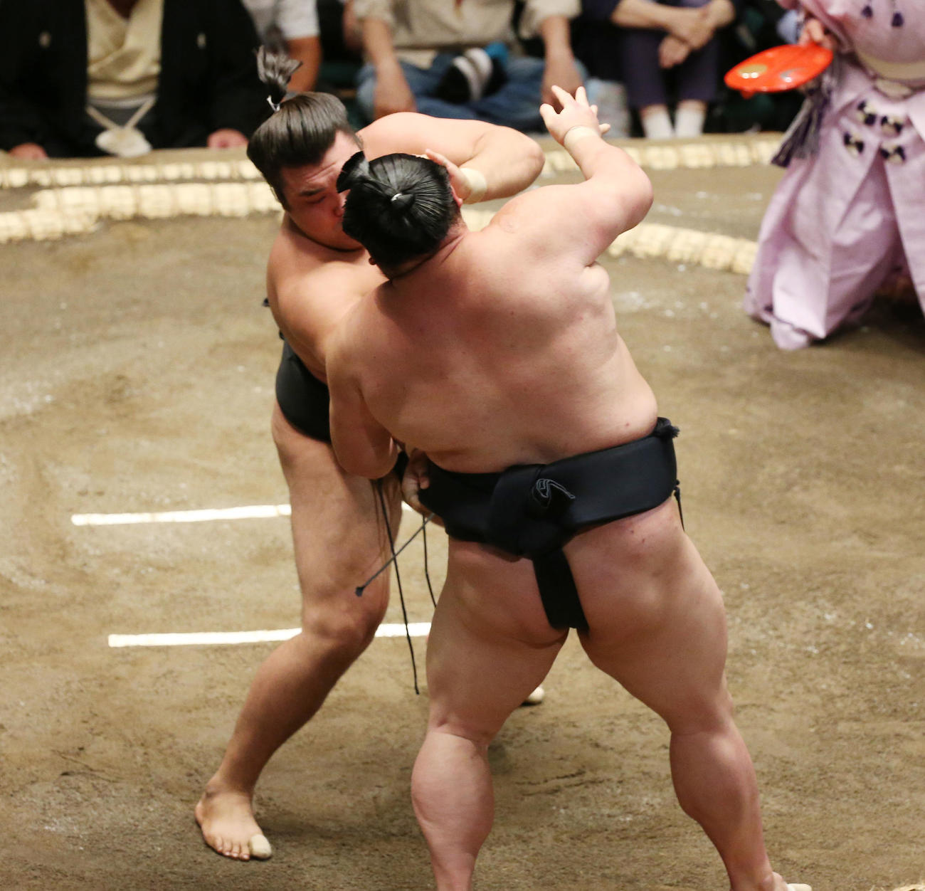 霧馬山（後方）は寄り切りで正代を破る（撮影・宮地輝）