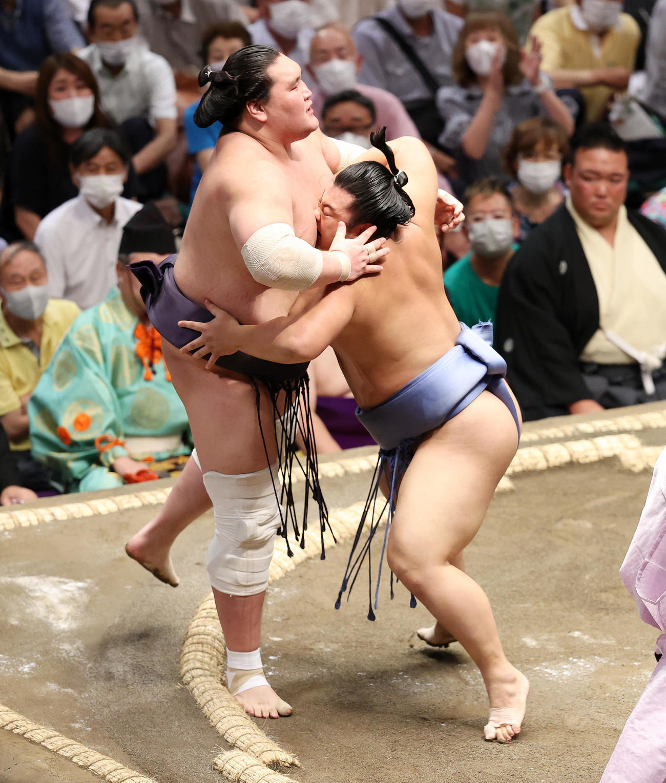 照ノ富士（左）を寄り切りで破る翔猿（撮影・鈴木正人）