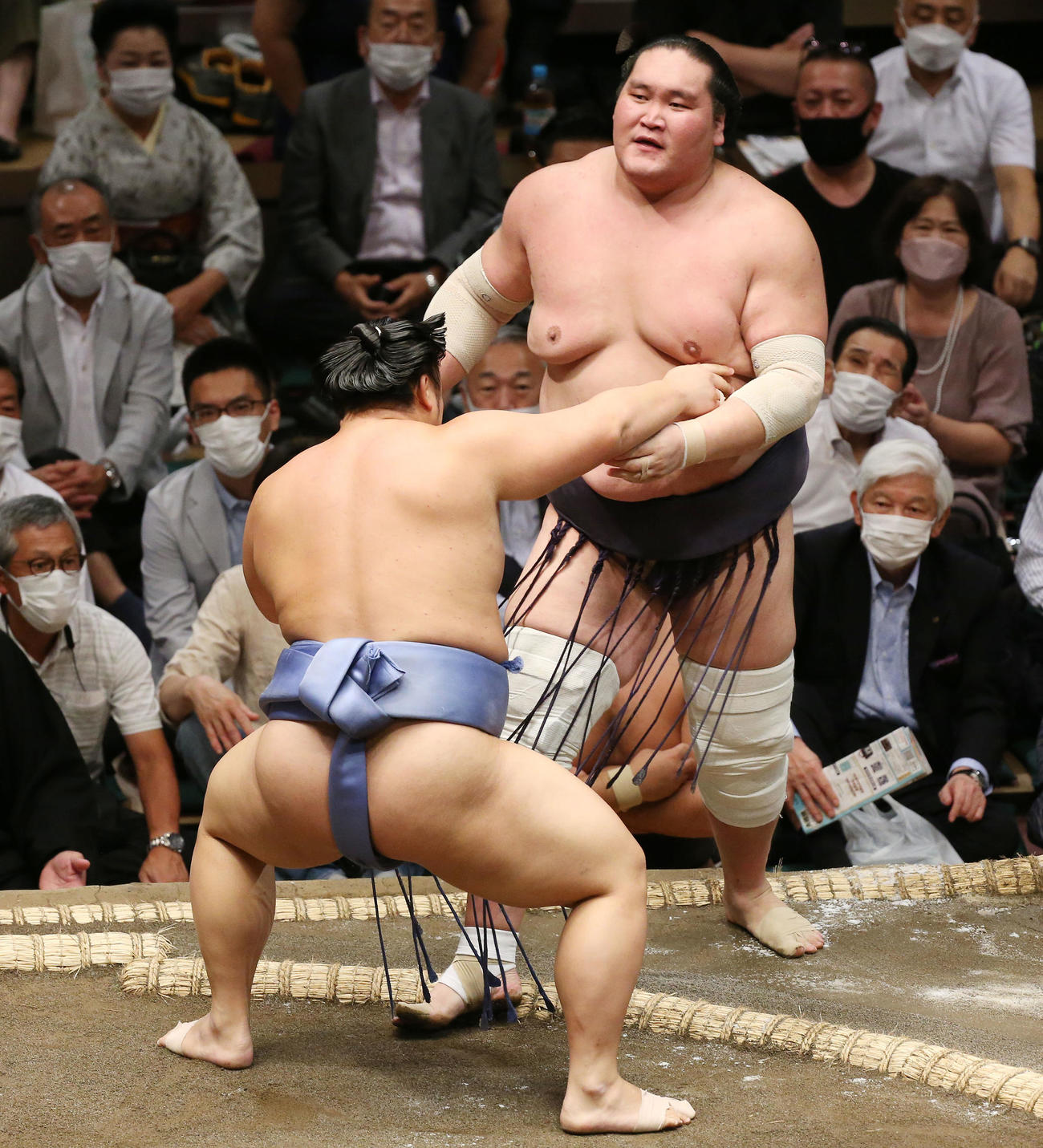 照ノ富士（右）は寄り切りで翔猿に敗れる（撮影・宮地輝）