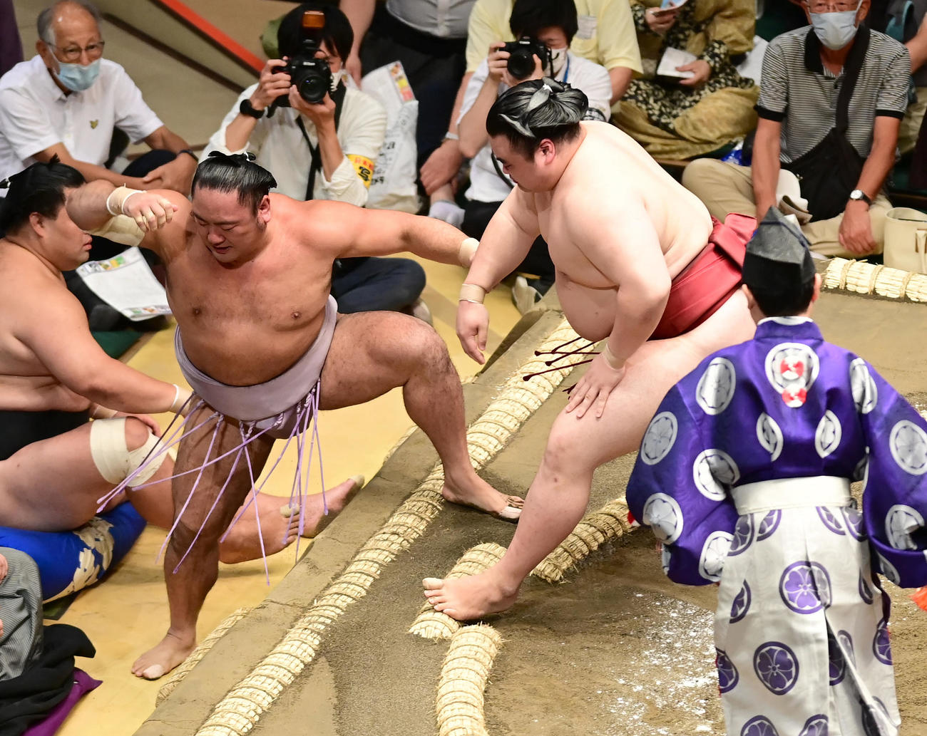 隆の勝（右）は琴恵光を寄り切りで破る（撮影・小沢裕）