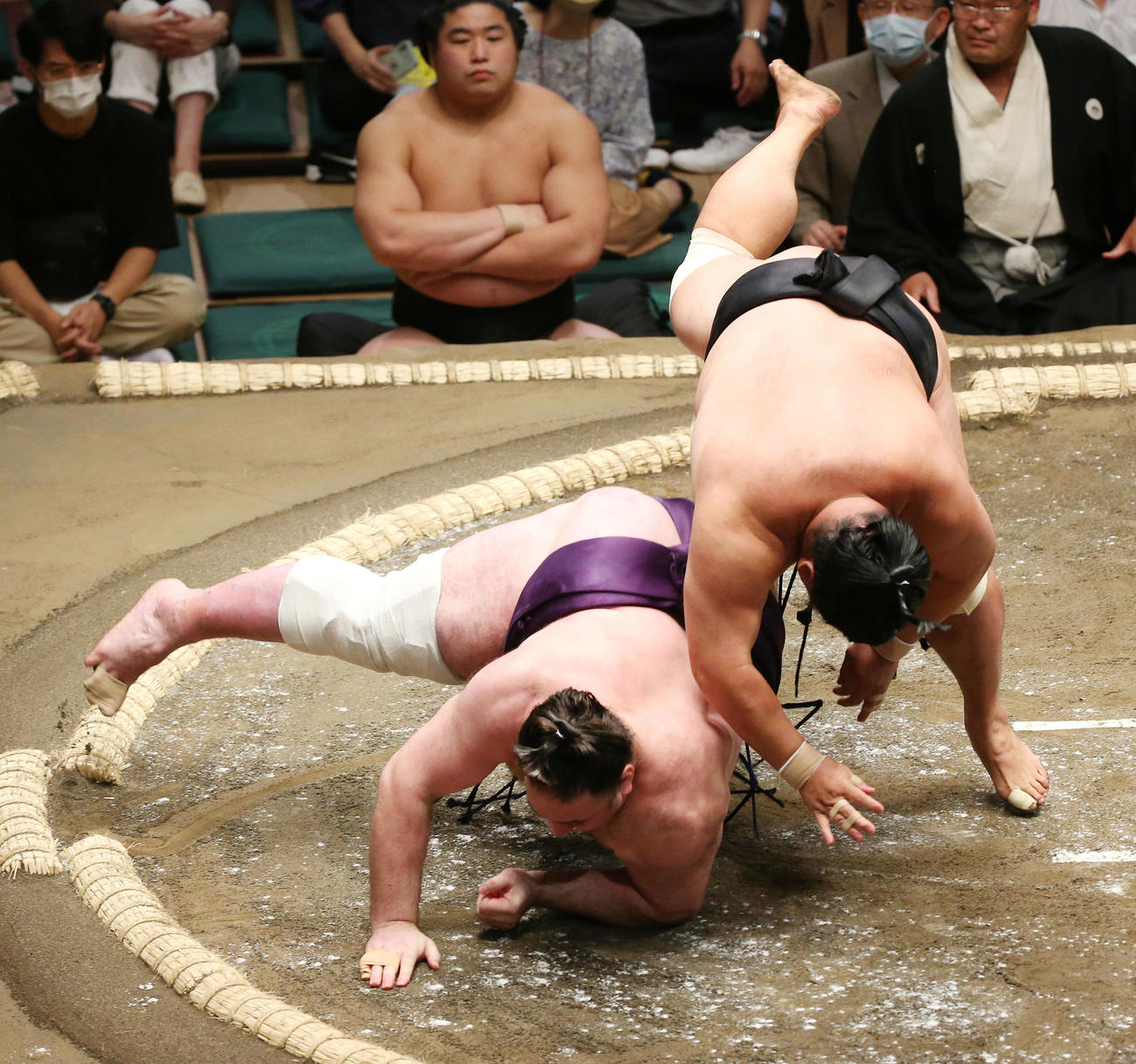妙義龍（右）はすくい投げで栃ノ心を破る（撮影・宮地輝）