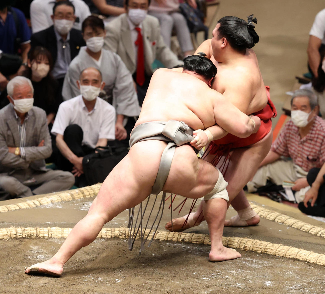 阿武咲（右）を寄り切りで破る北勝富士（撮影・鈴木正人）