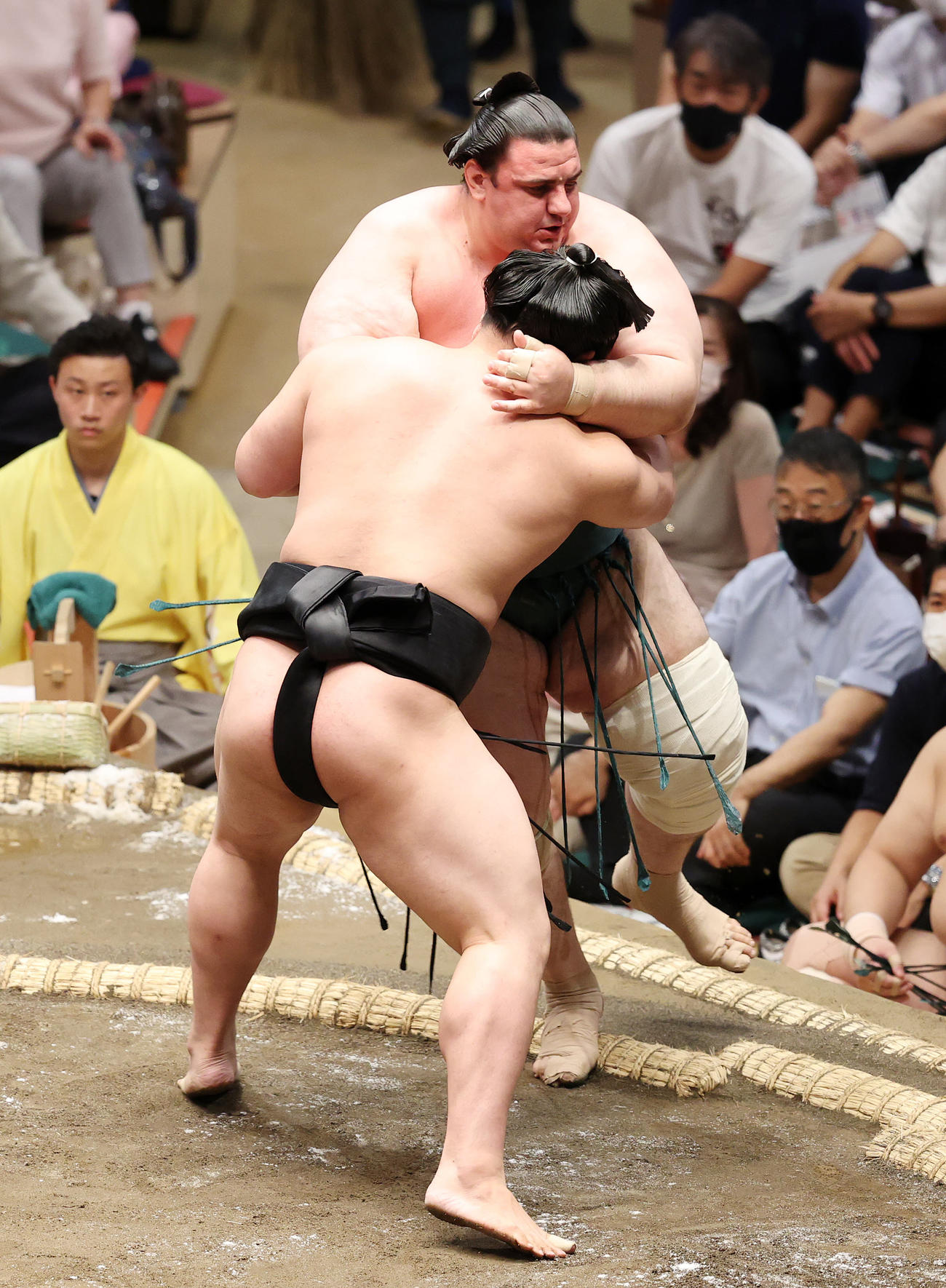 碧山（後方）を押し出しで破る若元春（撮影・鈴木正人）