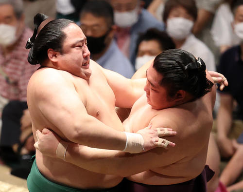 遠藤（右）を攻める佐田の海（撮影・鈴木正人）