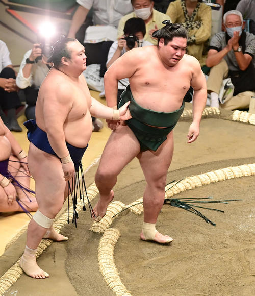 錦木（右）は宝富士を寄り切りで破る（撮影・小沢裕）