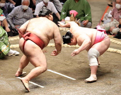 立ち合いで高安（左）の足を取りに行く宇良（撮影・鈴木正人）