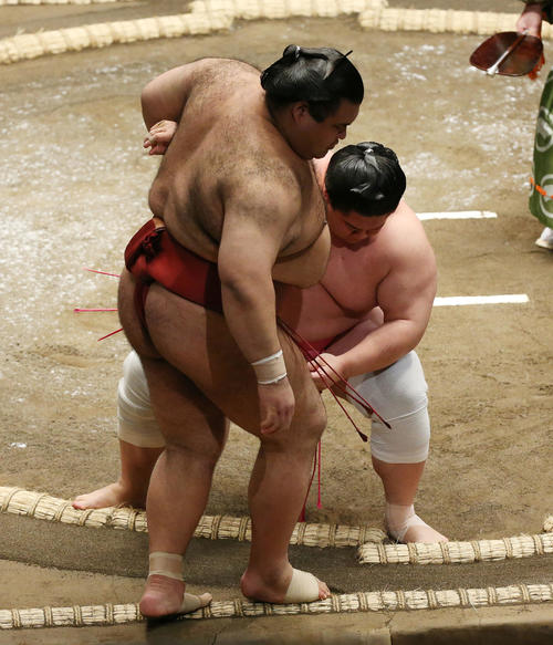 宇良（右）は寄り切りで高安を破る（撮影・宮地輝）