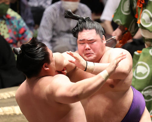 若隆景（左）を攻める明生（撮影・鈴木正人）