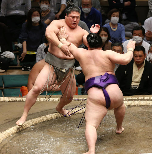 明生（右）は突き出しで若隆景を破る（撮影・宮地輝）