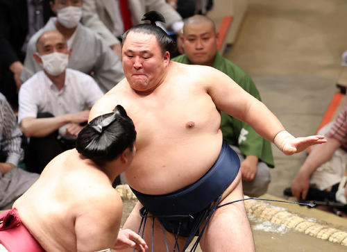 大栄翔（左）を攻める玉鷲（撮影・鈴木正人）
