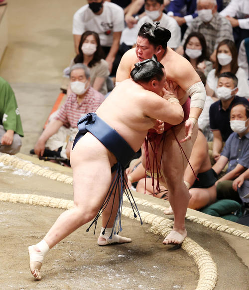 大栄翔（右）を押し出しで破る玉鷲（撮影・鈴木正人）