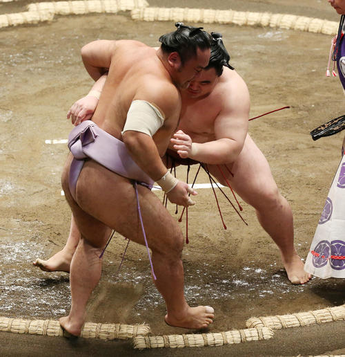 隆の勝（後方）は寄り切りで琴恵光を破る（撮影・宮地輝）