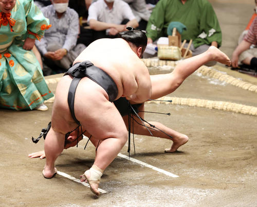 翠富士（後方）をはたき込みで破る貴景勝（撮影・鈴木正人）
