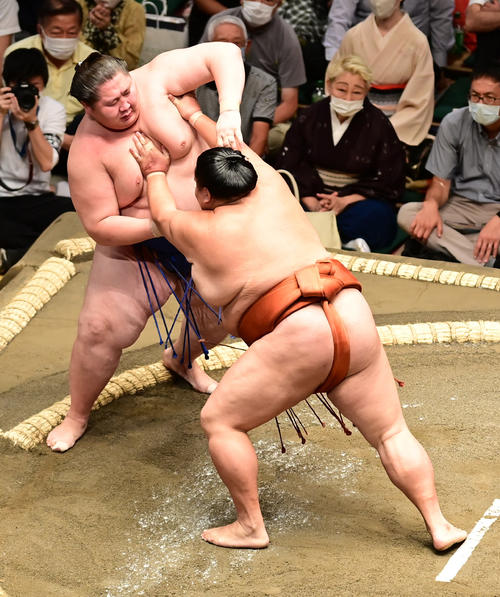 御嶽海（右）は逸ノ城を押し出しで破る（撮影・小沢裕）