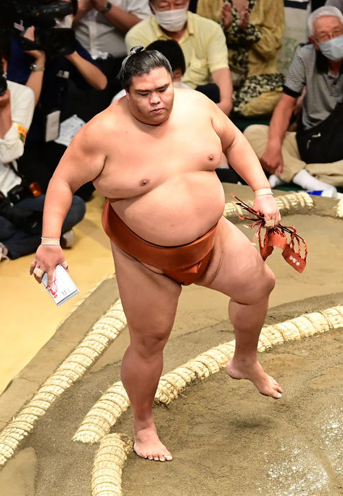 懸賞金を手にする御嶽海（撮影・小沢裕）
