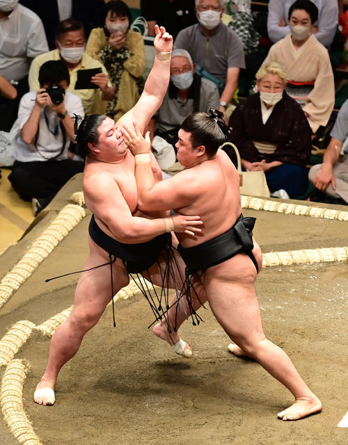 霧馬山（右）に土俵際へ攻め込まれる正代（撮影・小沢裕）