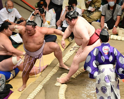 隆の勝（右）は琴恵光を寄り切りで破る（撮影・小沢裕）