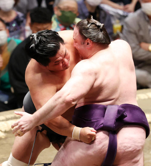 栃ノ心（右）を攻める妙義龍（撮影・鈴木正人）