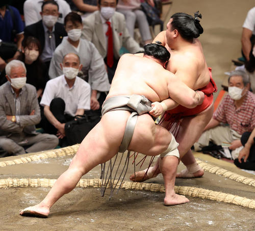阿武咲（右）を寄り切りで破る北勝富士（撮影・鈴木正人）